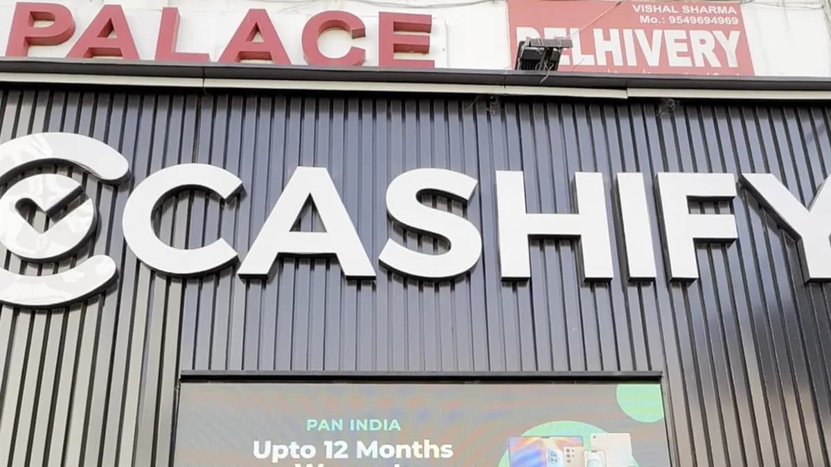 The Cashify store front on MI Road, Jaipur, with an "Up to 12 Months Warranty" banner over the entrance