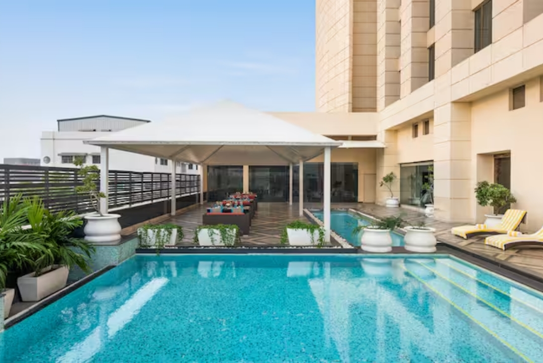 Rooftop swimming pool with city views — Hilton Jaipur