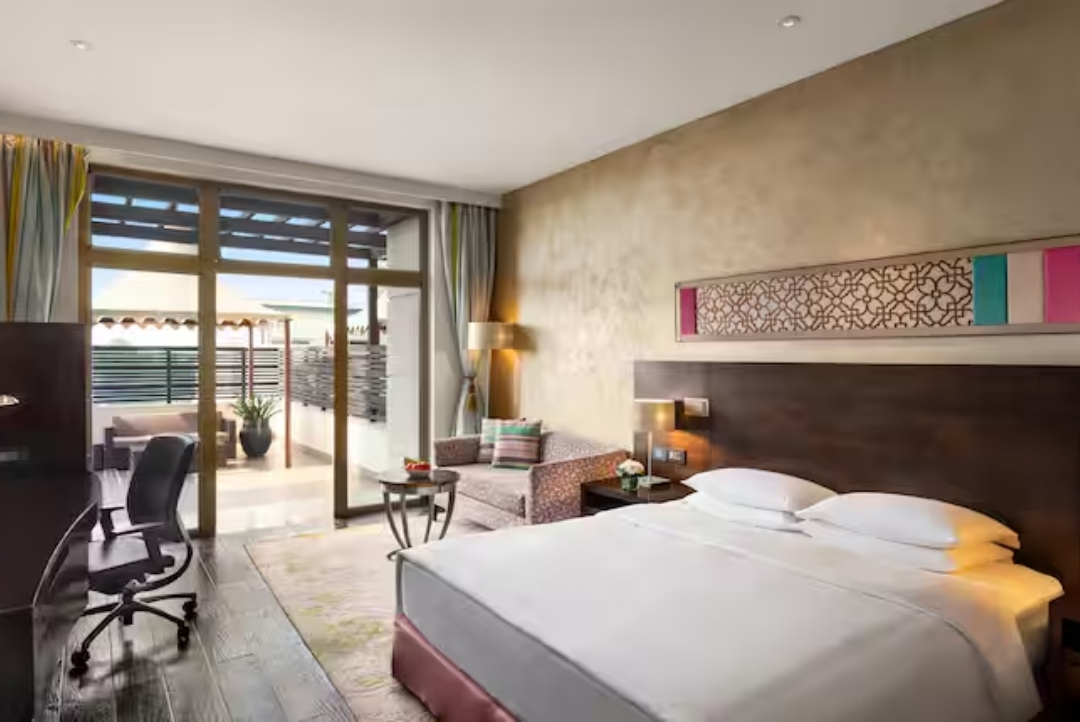 Guest room with floor-to-ceiling city views — Hilton Jaipur