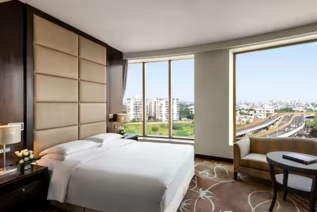 Deluxe guest room — Hilton Jaipur