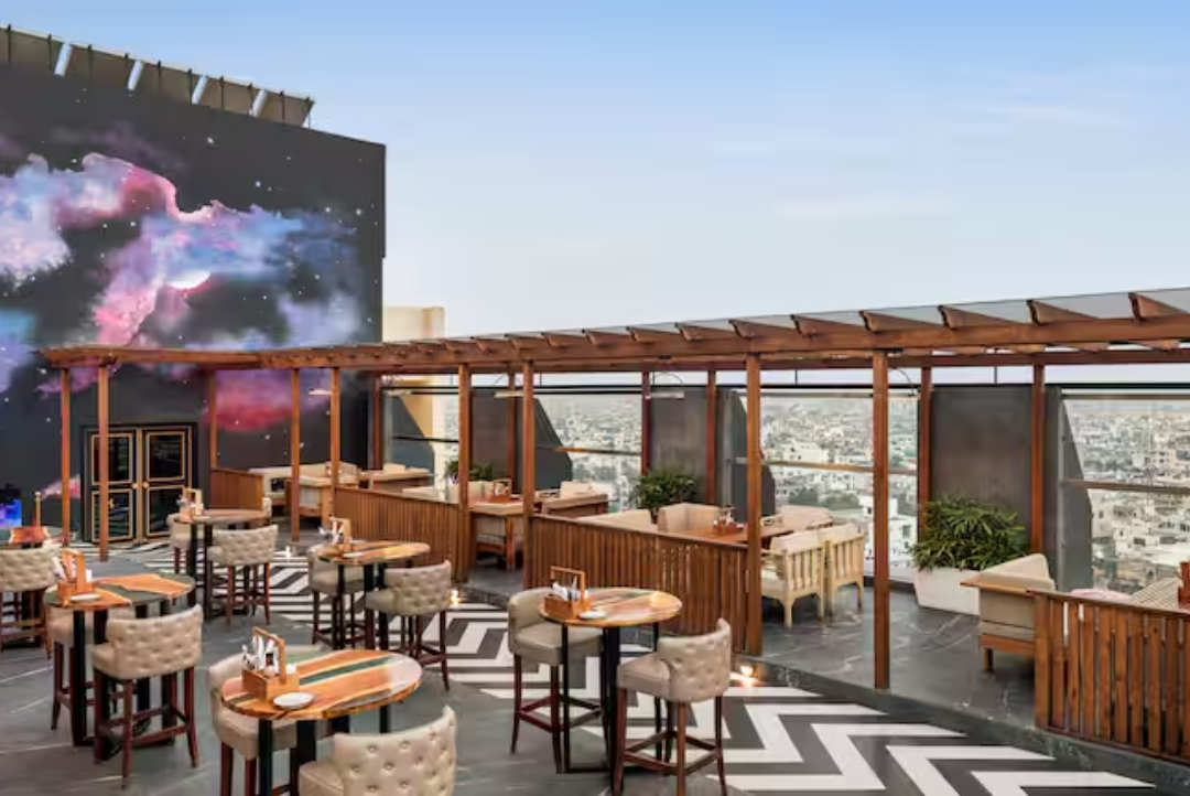 Rooftop bar and lounge — Hilton Jaipur