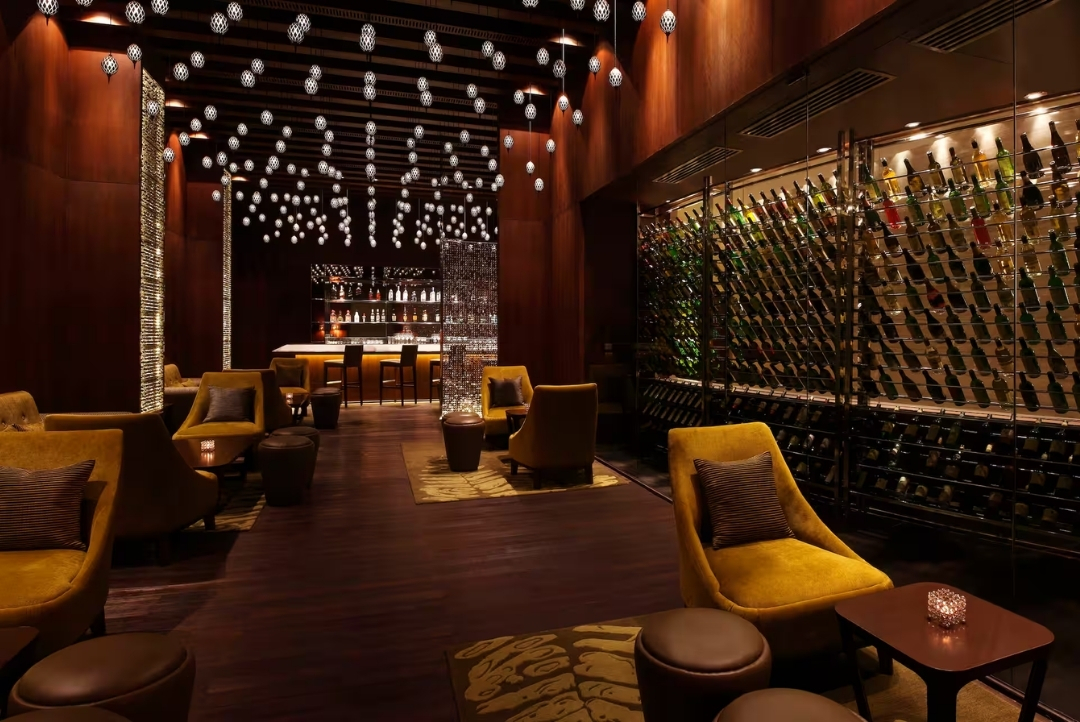 Mood-lit lounge bar — Hilton Jaipur
