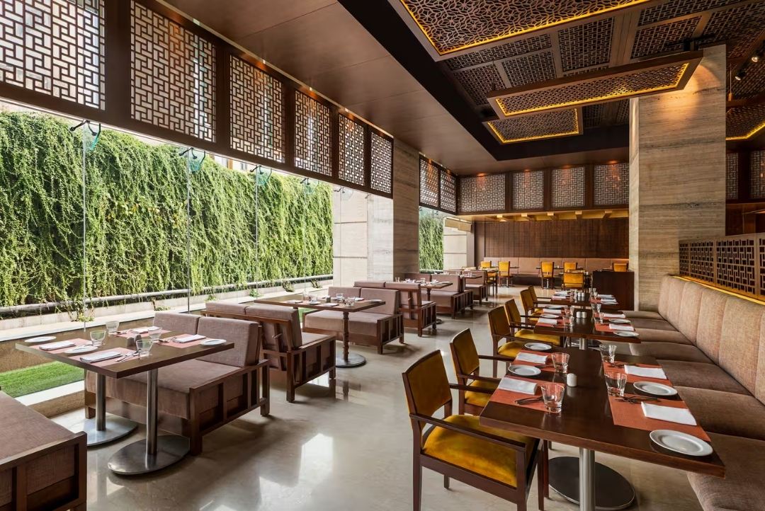 Restaurant with living-green wall — Hilton Jaipur
