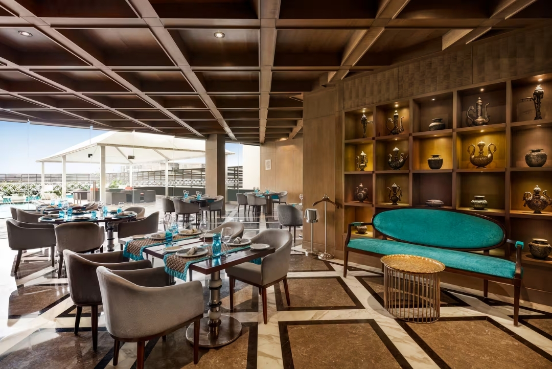 Bar and dining lounge — Hilton Jaipur