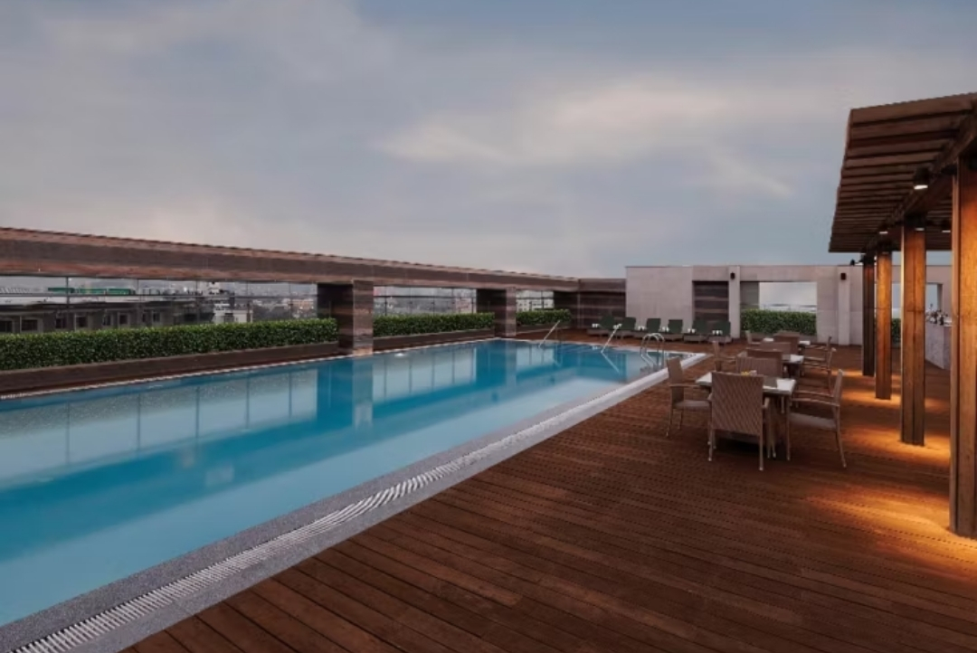 Rooftop swimming pool at dusk — Holiday Inn Jaipur City Centre