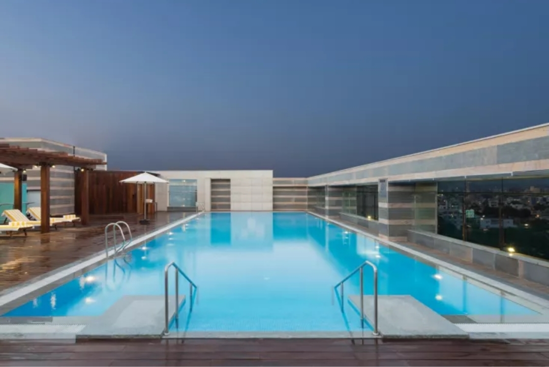 Rooftop pool and sun deck — Holiday Inn Jaipur City Centre