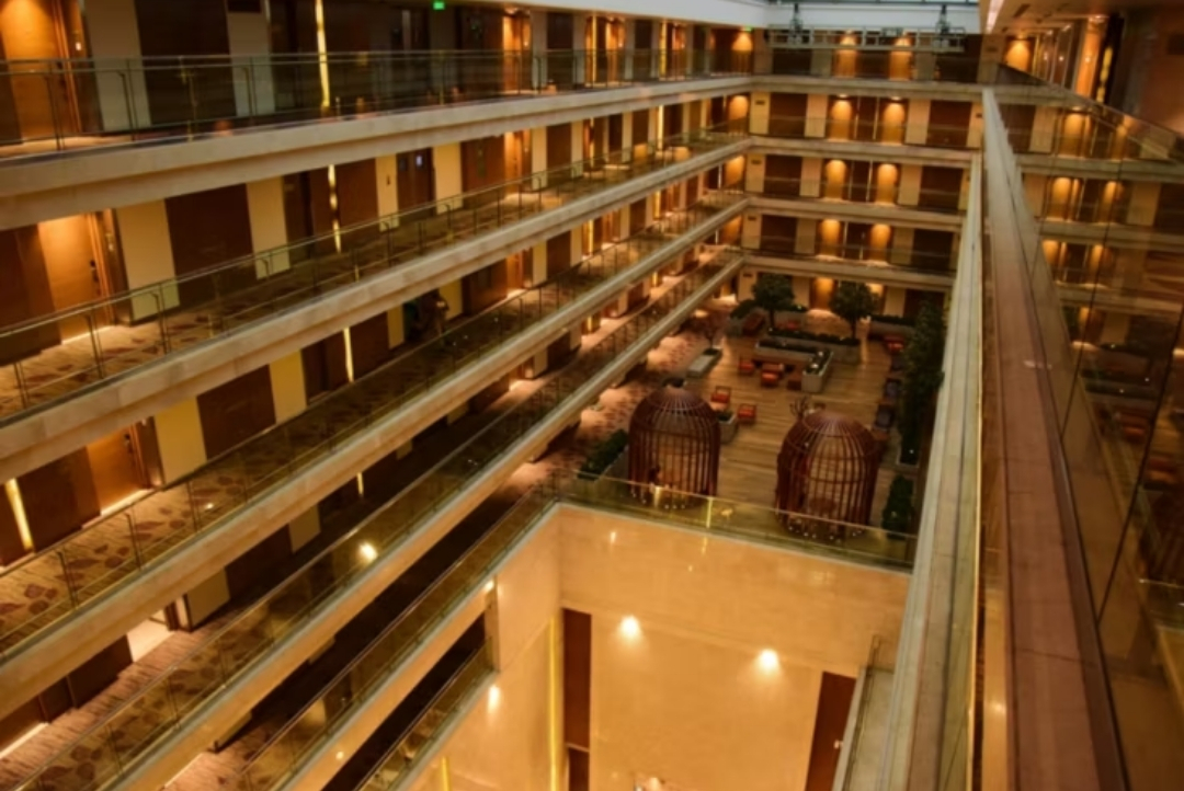 Hotel atrium — Holiday Inn Jaipur City Centre