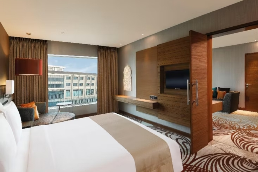 Guest room with city views — Holiday Inn Jaipur City Centre