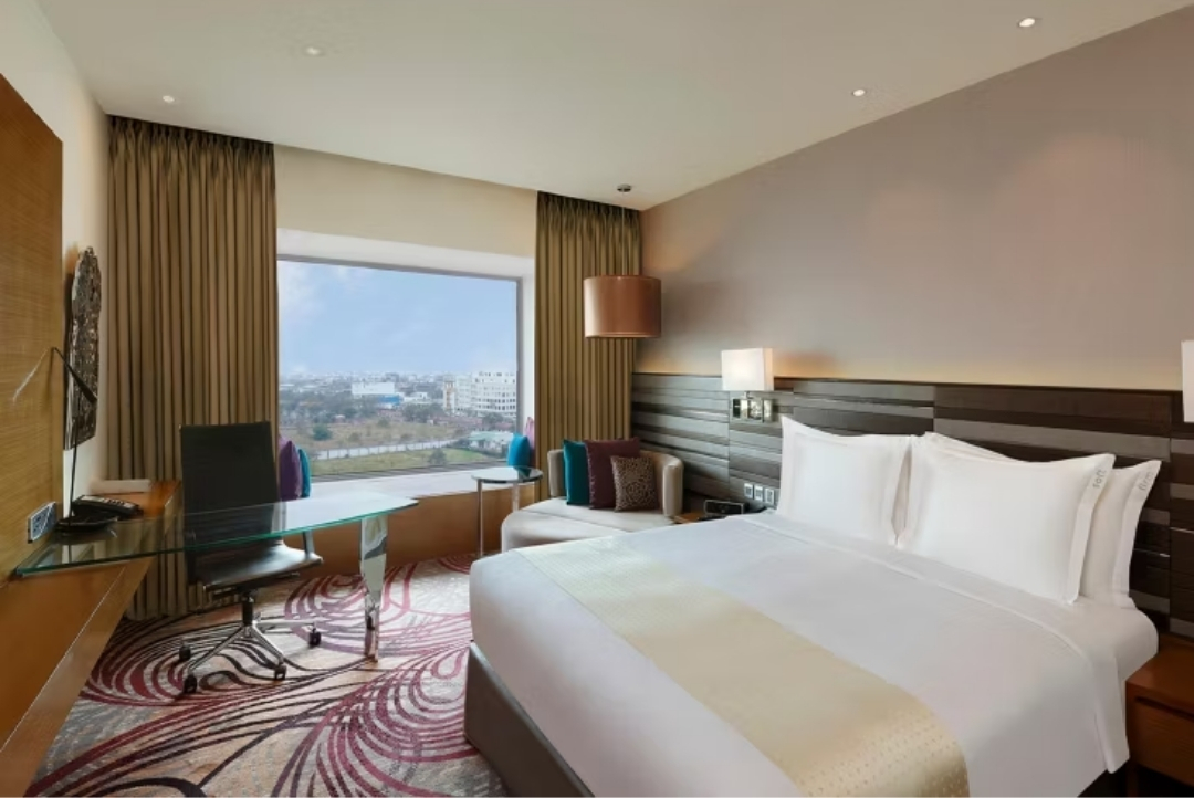 Deluxe guest room — Holiday Inn Jaipur City Centre