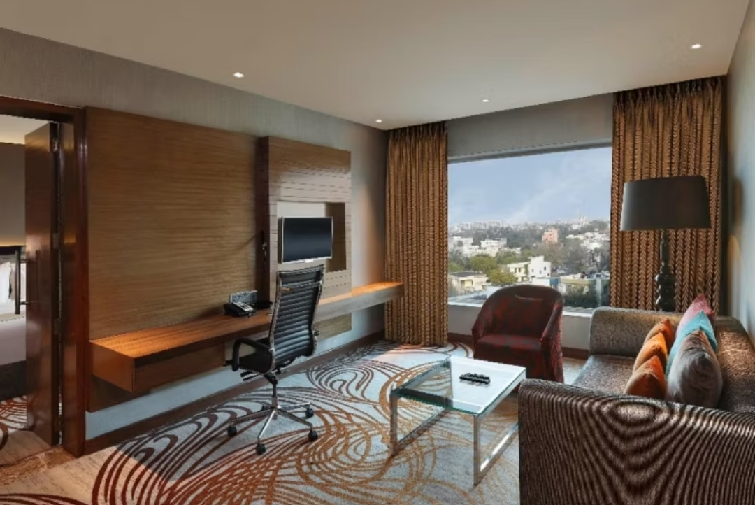 Room with lounge seating — Holiday Inn Jaipur City Centre