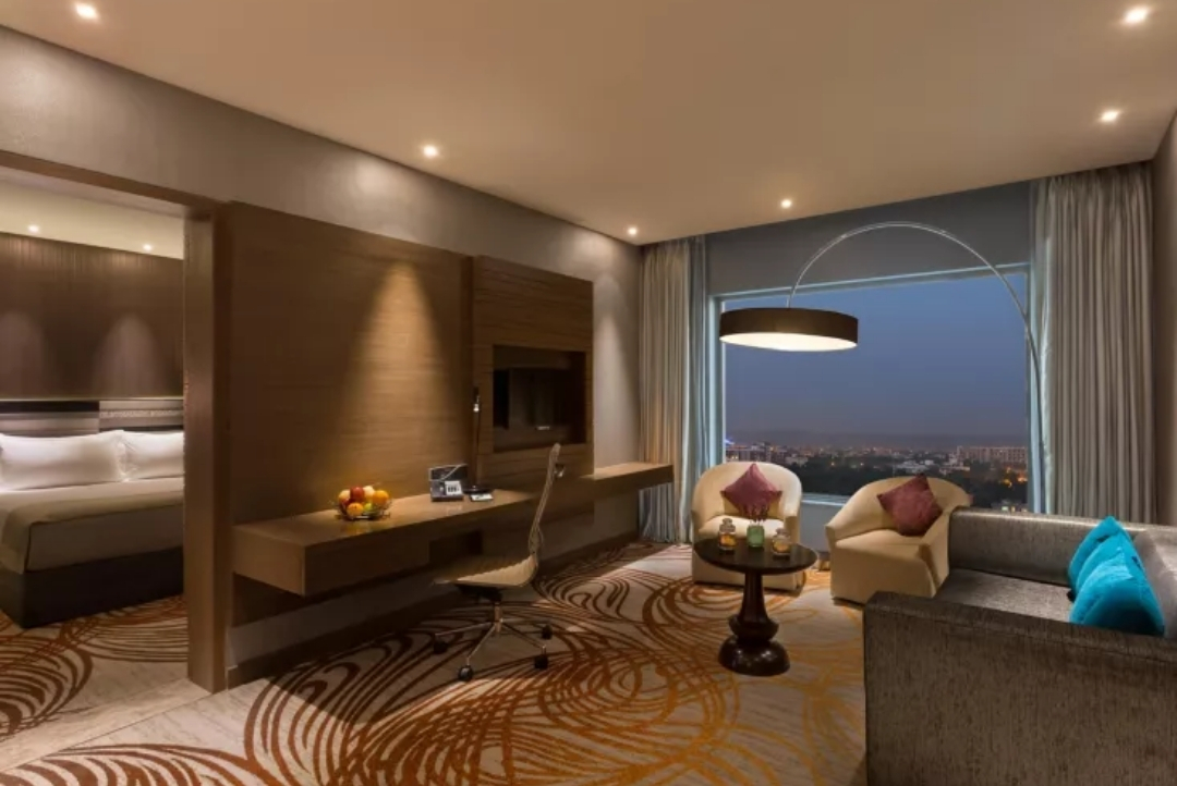 Suite living room — Holiday Inn Jaipur City Centre