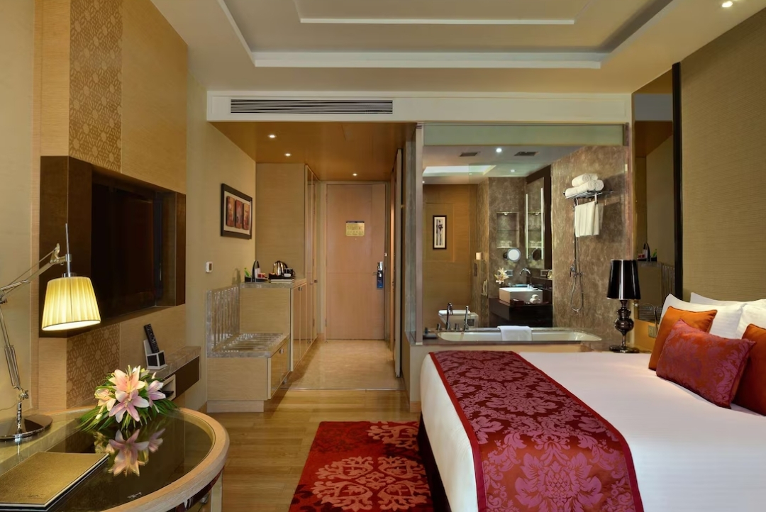 Deluxe guest room — Radisson Blu Jaipur