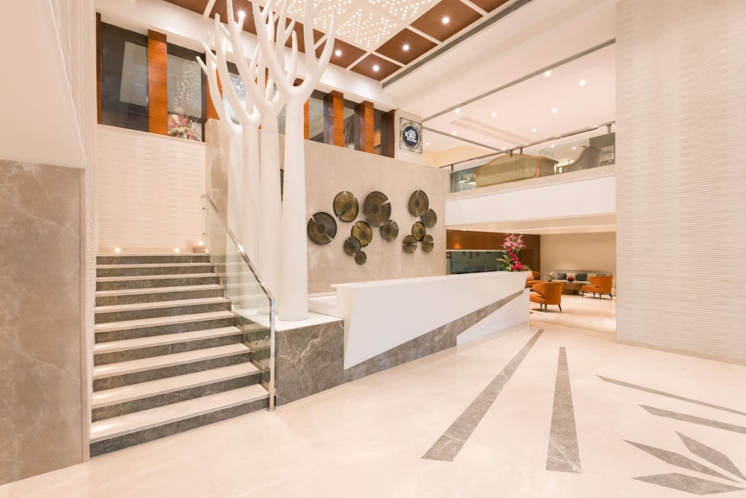 Lobby atrium and lounge — Radisson Jaipur City Center