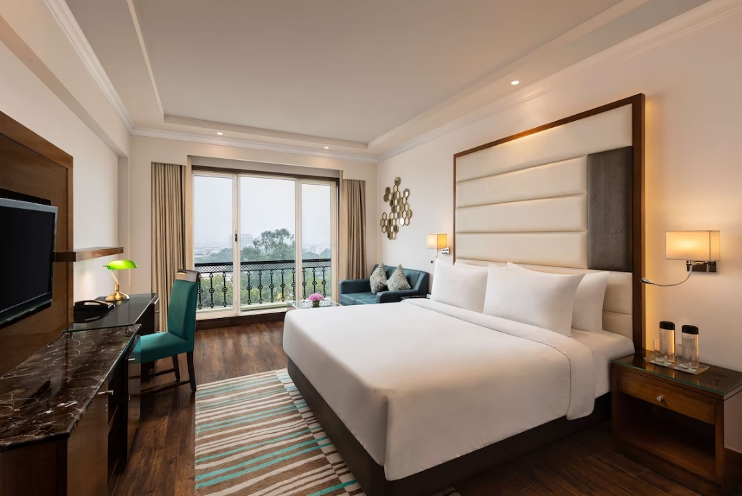 Guest room with balcony — Radisson Jaipur City Center