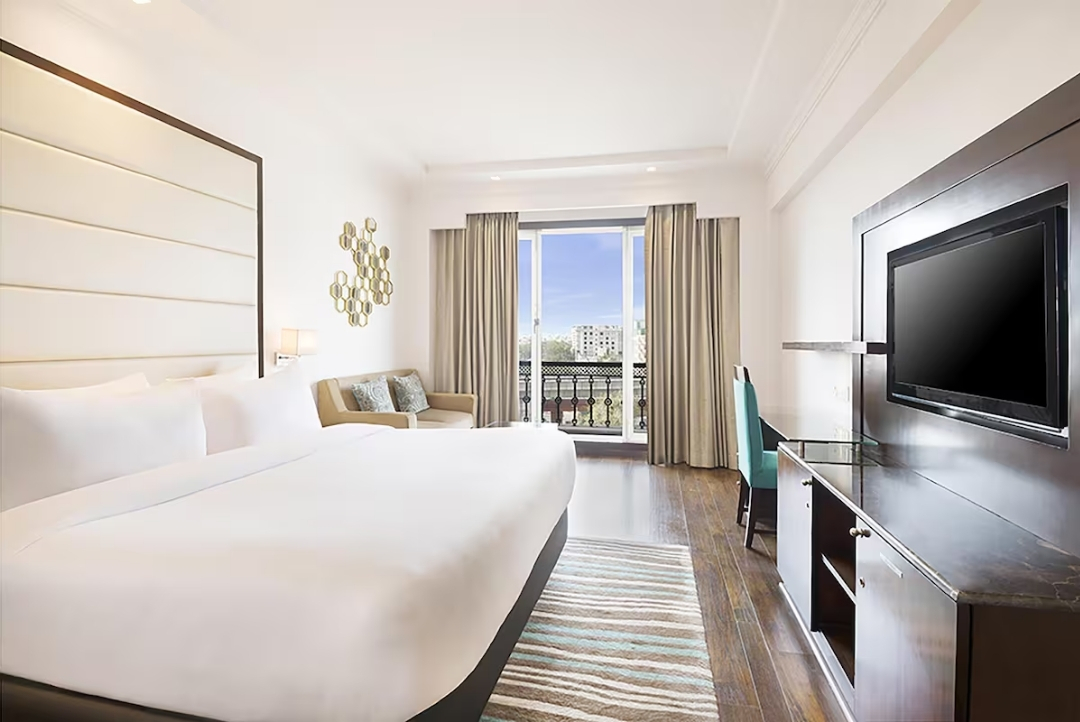 Deluxe guest room — Radisson Jaipur City Center