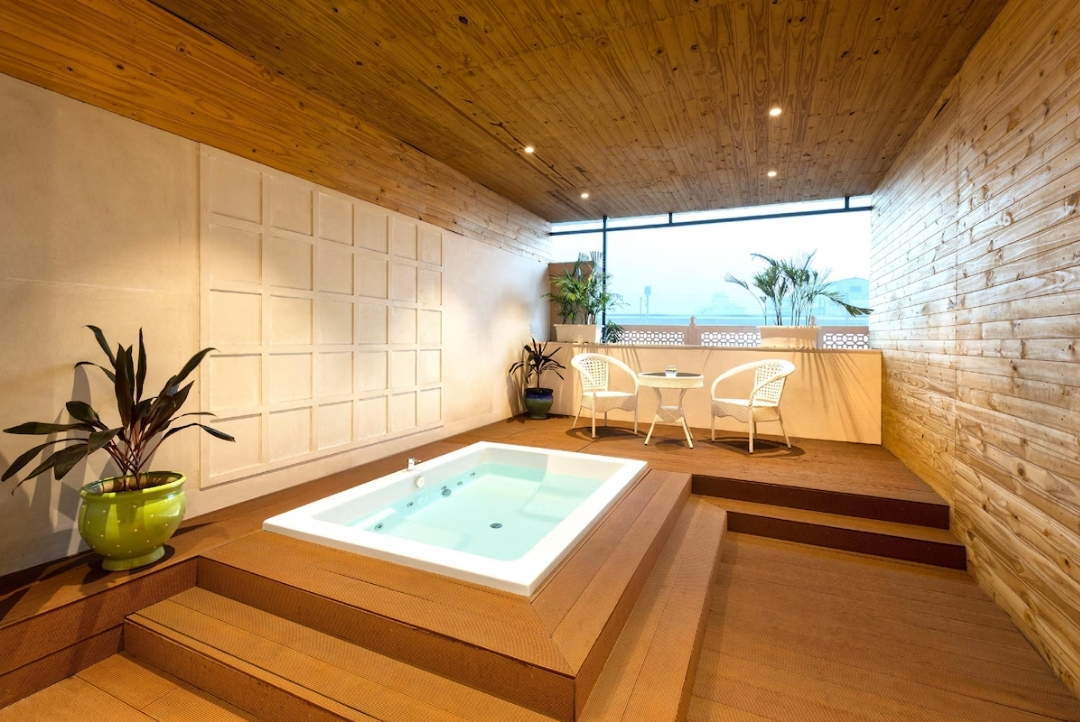 Spa with private jacuzzi — Radisson Jaipur City Center
