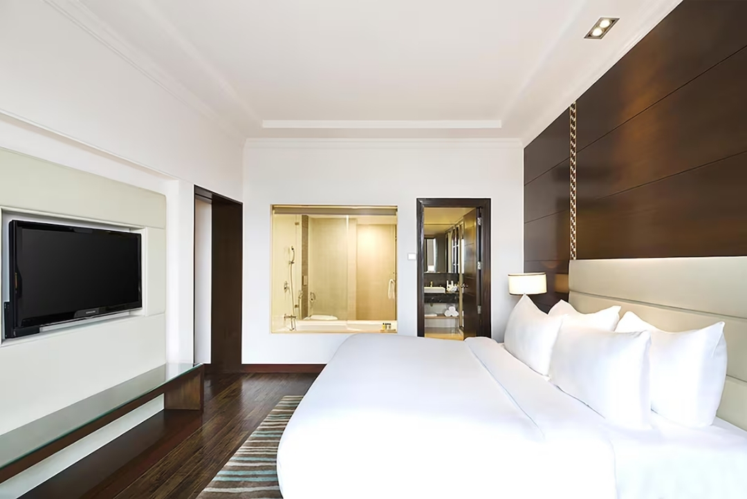Suite with entertainment lounge — Radisson Jaipur City Center