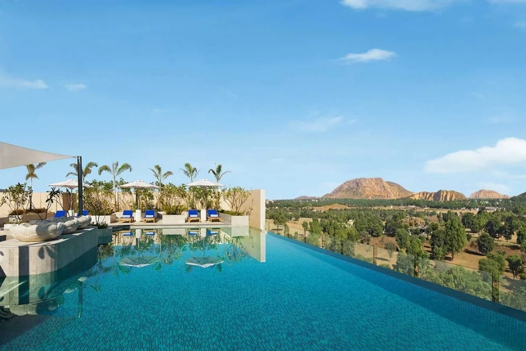 Taj Amer, Jaipur — rooftop infinity pool with Aravalli hill views