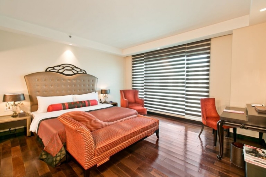 Guest room with lounge seating — The LaLiT Jaipur