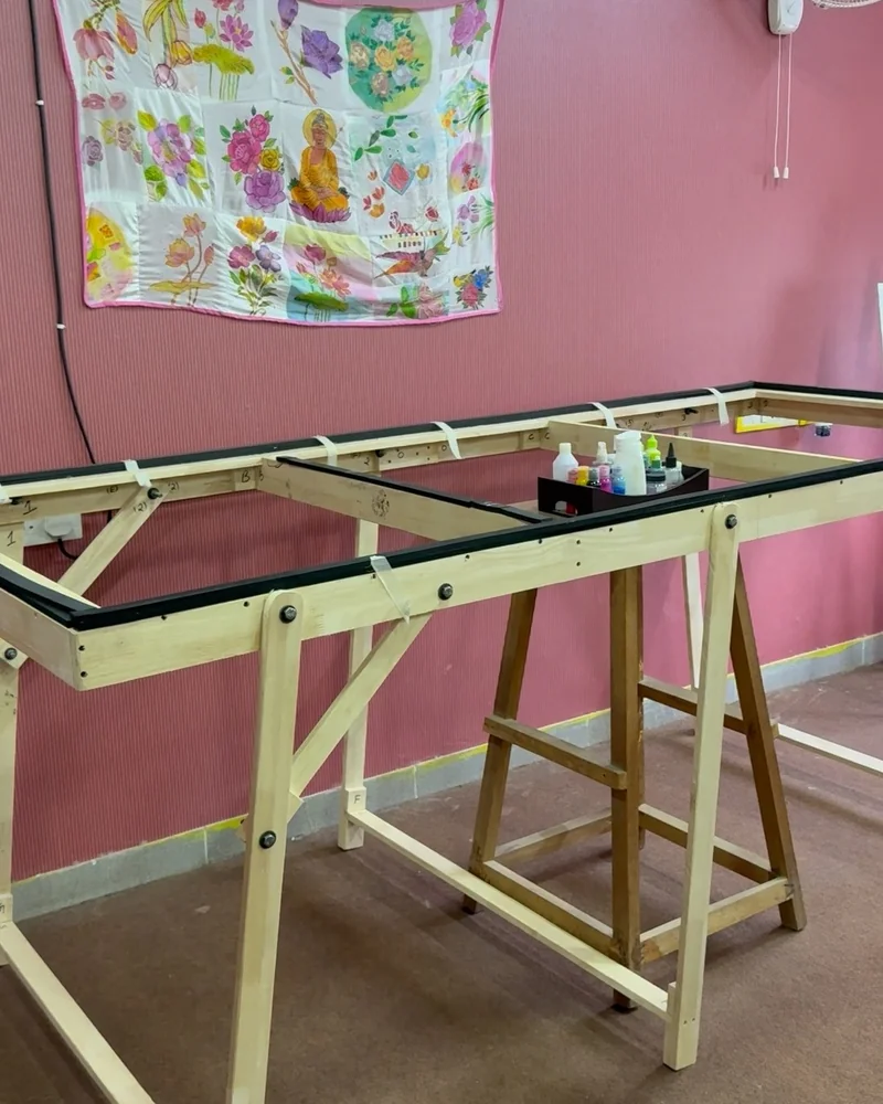 The height-adjustable painting stand